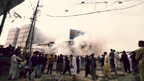 The crowd watching huge smoke coming out of the building at Gul Plaza Mall Vídeos de archivo 327767142