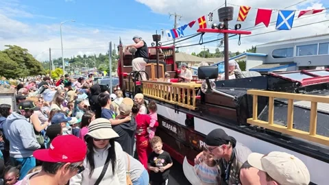 Crowd watching pirate ship parade float in Washington state Video stock 339118955
