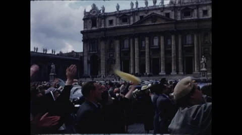 Crowd Waves to Pope in Saint Peter's Square Video stock 47973468