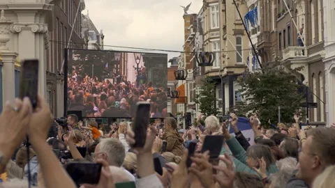 Crowd waving back Balcony Palace Noordeinde Prinsjesdag 17-09-2024 The Hague 库存影片 309396152