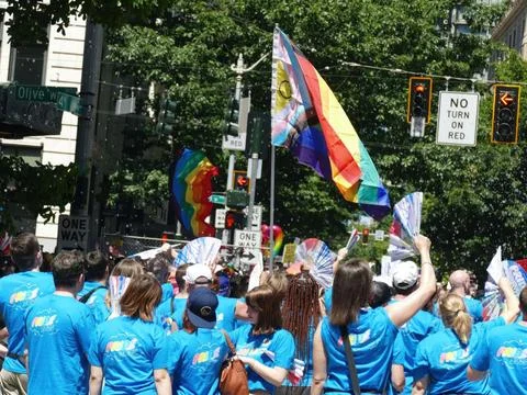 Crowd waving rainbow flags and celebrating pride during Seattle Pride Parade Foto stock