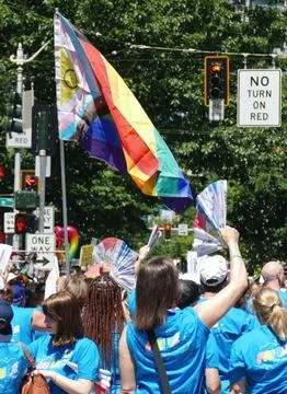 Crowd waving rainbow flags and celebrating pride during Seattle Pride Parade 库存照片