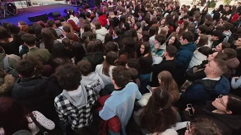 A crowd of young fans in front of the stage in the central atrium. Stock-Footage 329140377