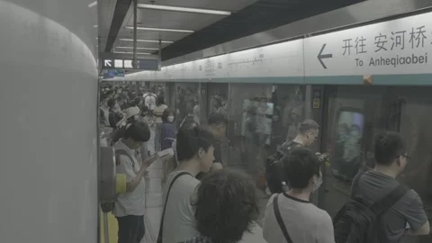 Crowded Anheqiao North Platform as Beijing Subway Train Arrives Vidéo 341456714