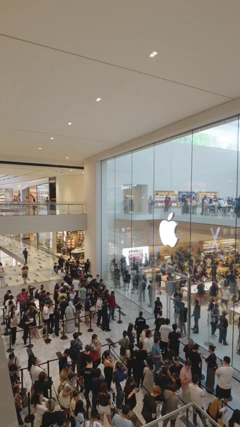 Crowded Apple Store at The Exchange TRX in Kuala Lumpur, Malaysia Stock-Footage 345940417