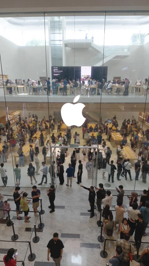 Crowded Apple Store at The Exchange TRX in Kuala Lumpur, Malaysia Stock-Footage 345940421