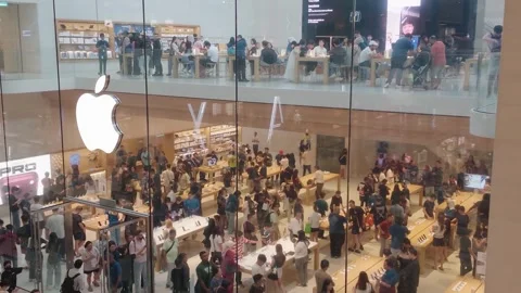 Crowded Apple Store at The Exchange TRX in Kuala Lumpur Vídeo Stock 346582987