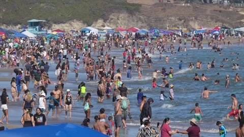 A crowded beach Vídeos de archivo 316088968