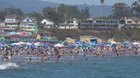 A crowded beach. Video stock 316089405