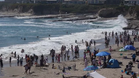 A crowded beach. Vídeos de archivo 316089998