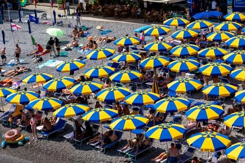 Crowded beach scene with umbrellas and sunbathers in Amalfi 库存照片