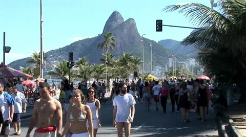 Crowded Beach Sidewalk In Rio De Janeiro, Brazil 5 動画素材 19706695