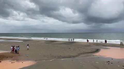 Crowded beach, storm clouds on the beach Vídeos de archivo 167695600