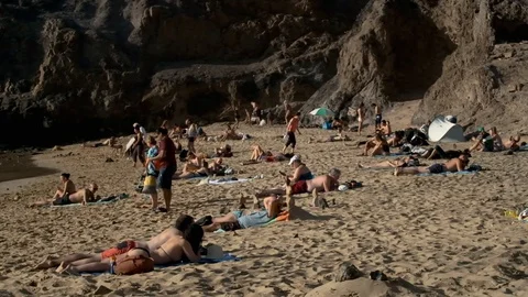 Crowded beach zoom out Stock Footage 102535030