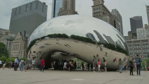 Crowded Chicago Bean Monument in Millennium Park Video stock 80540147