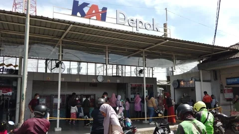 Crowded commuter line train passengers at Depok station, West Java Vídeo Stock 202568213