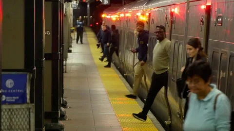 A crowded commuter train disembarks passengers at Grand Central Terminal Stock-Footage 117742934