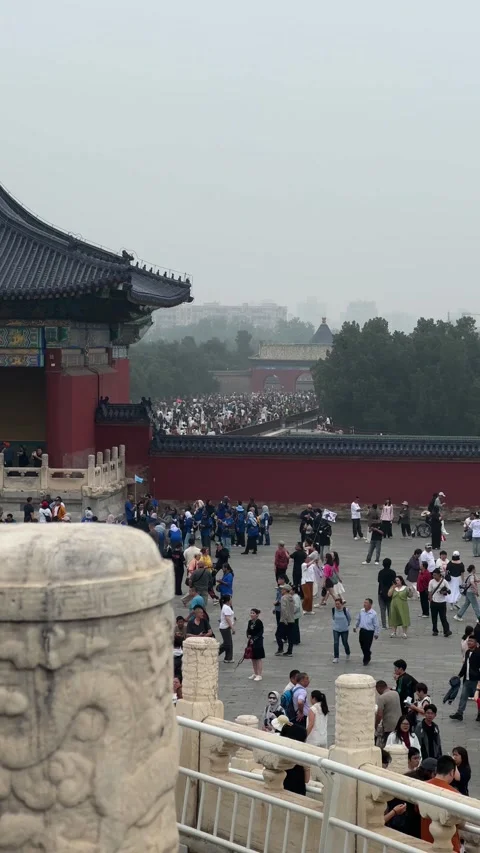 Crowded courtyard of the Forbidden City in Beijing 스톡 동영상 340562453
