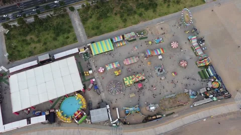 Crowded fair with lively rides Vídeo Stock 337791429