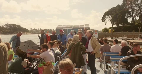 Crowded ferry to Ile aux Moines in France. Vacations in Europe 库存影片 335379483