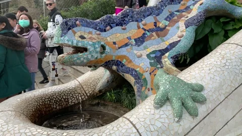 Crowded Guell park. Tourists surrounded Gaudi's salamander fountain. Barcelona Stock Footage 167657411