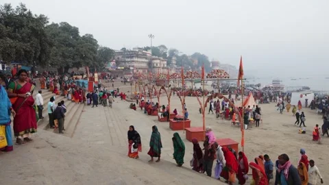 Crowded indian ganges riverbank scene with devotees gathering at sacred hol.. 库存影片 335136746