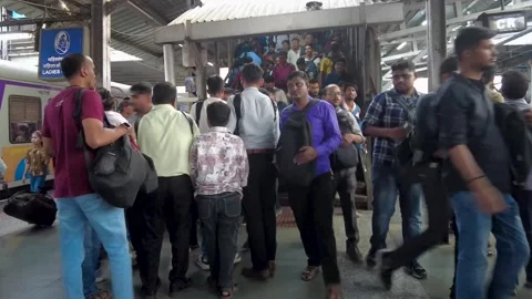 Crowded Indian railway station platform during daily commute in Mumbai, India Видео 341324676