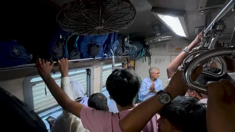 Crowded Indian train moving with many passengers Видео 342129447