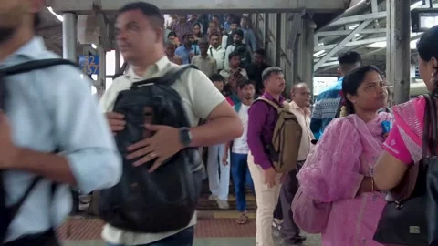 Crowded Indian train station platform with commuters walking down the stairs Vidéo 341324677