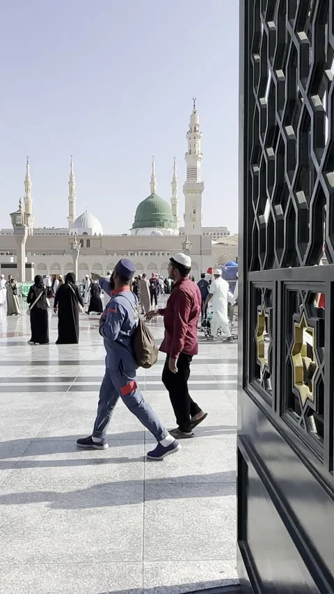 Crowded Interior of the Prophet's Mosque Prayer Hall Vídeo Stock 322510951