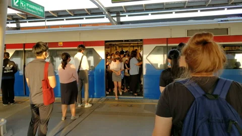 Crowded Metro Train During Coronavirus Pandemic - Commuters Wearing Face Mask 库存影片 133219628