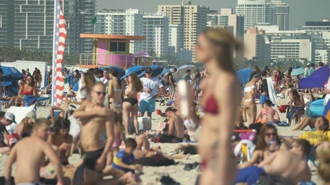Crowded Miami Beach at spring break time. Beach full of people in a sunny day Vidéo 90790106