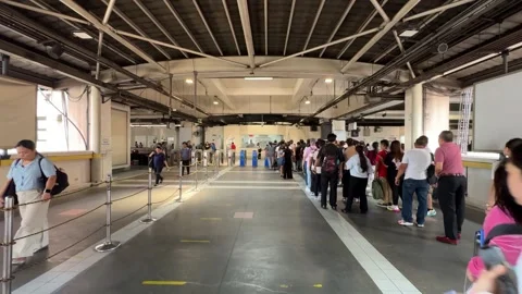 Crowded MRT Station Platform, Pasay 4K 60fps Vídeo Stock 338399829