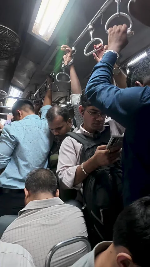 Crowded mumbai local train during rush hour commuting Vídeo Stock 342129396