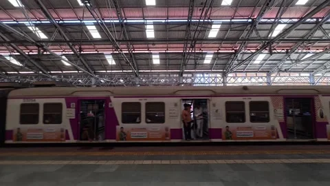 Crowded Mumbai railway platform. Video stock 334380566