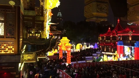 Crowded nine zigzag bridge in Yu Garden. 02/07/2019. Shanghai. China. Stock Footage 102721238