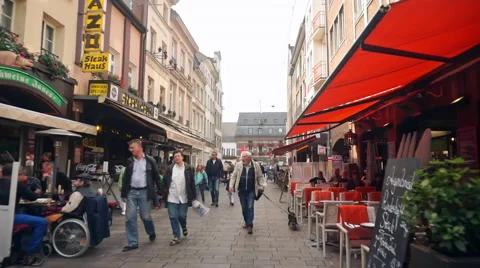 Crowded Oldtown of Düsseldorf Germany 動画素材 56342097