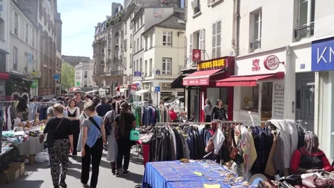 Crowded parisian flea market Stockbeeldmateriaal 272288198