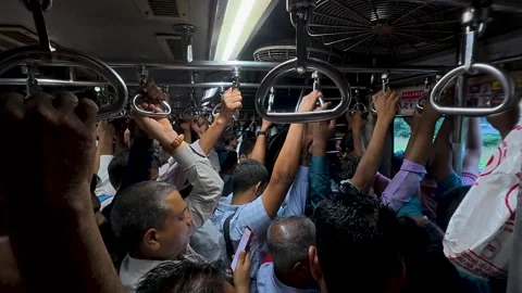 Crowded passenger train during rush hour in Mumbai Vidéo 342129411