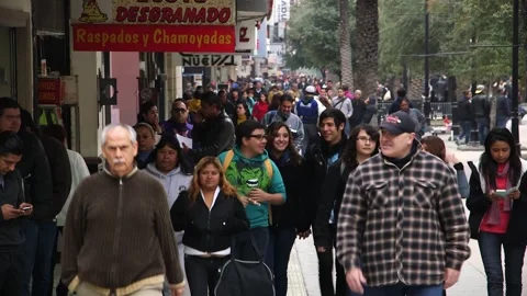 Crowded pedestrian sidewalk lined with shops Vidéo 341198882