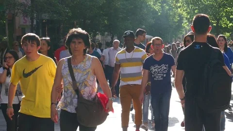 Crowded pedestrian zone in the sun Video stock 70122608