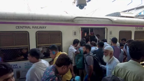 Crowded people boarding a local train on the Central Railway Vídeo Stock 341324665