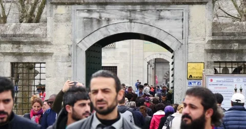 Crowded People in front of the Blue Mosque Entrance 스톡 동영상 49100671
