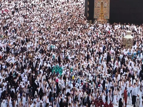 Crowded pilgrims in Mecca Stock Footage 110084662