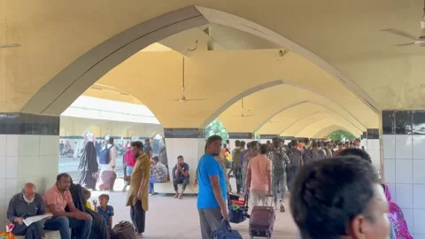 Crowded platform with passengers at Kamalapur Railway Station, Dhaka, Bangl.. Vídeo Stock 273540810