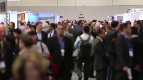 Crowded population and crowds of people walking by in slow motion Vidéo 73754118