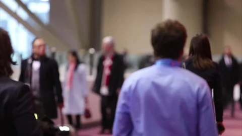 Crowded population and crowds of people walking through a lobby Vidéo 73754222