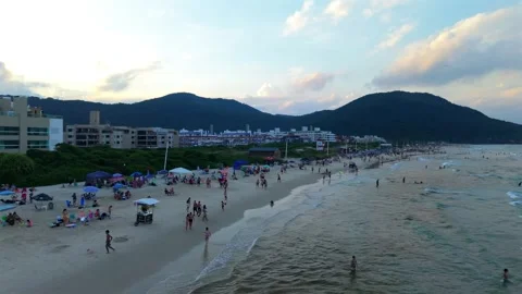 Crowded Praia dos Ingleses beach Florianopolis Brazil Morro dos Ingleses drone 스톡 동영상 332134401