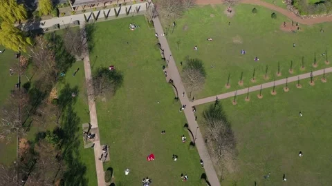 Crowded public park high angle pan reveal aerial shot 스톡 동영상 152042090