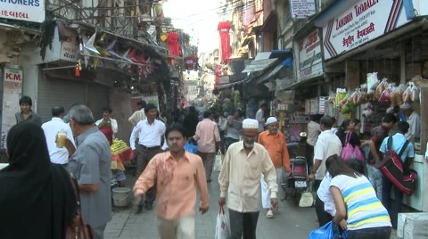 Crowded road in crawford market, Mumbai Stock Footage